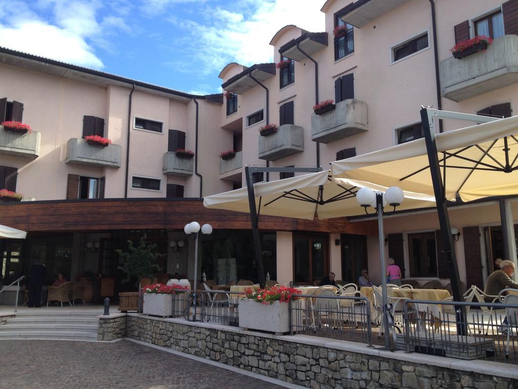 Albergo Sole San Zeno di Montagna Bagian luar foto